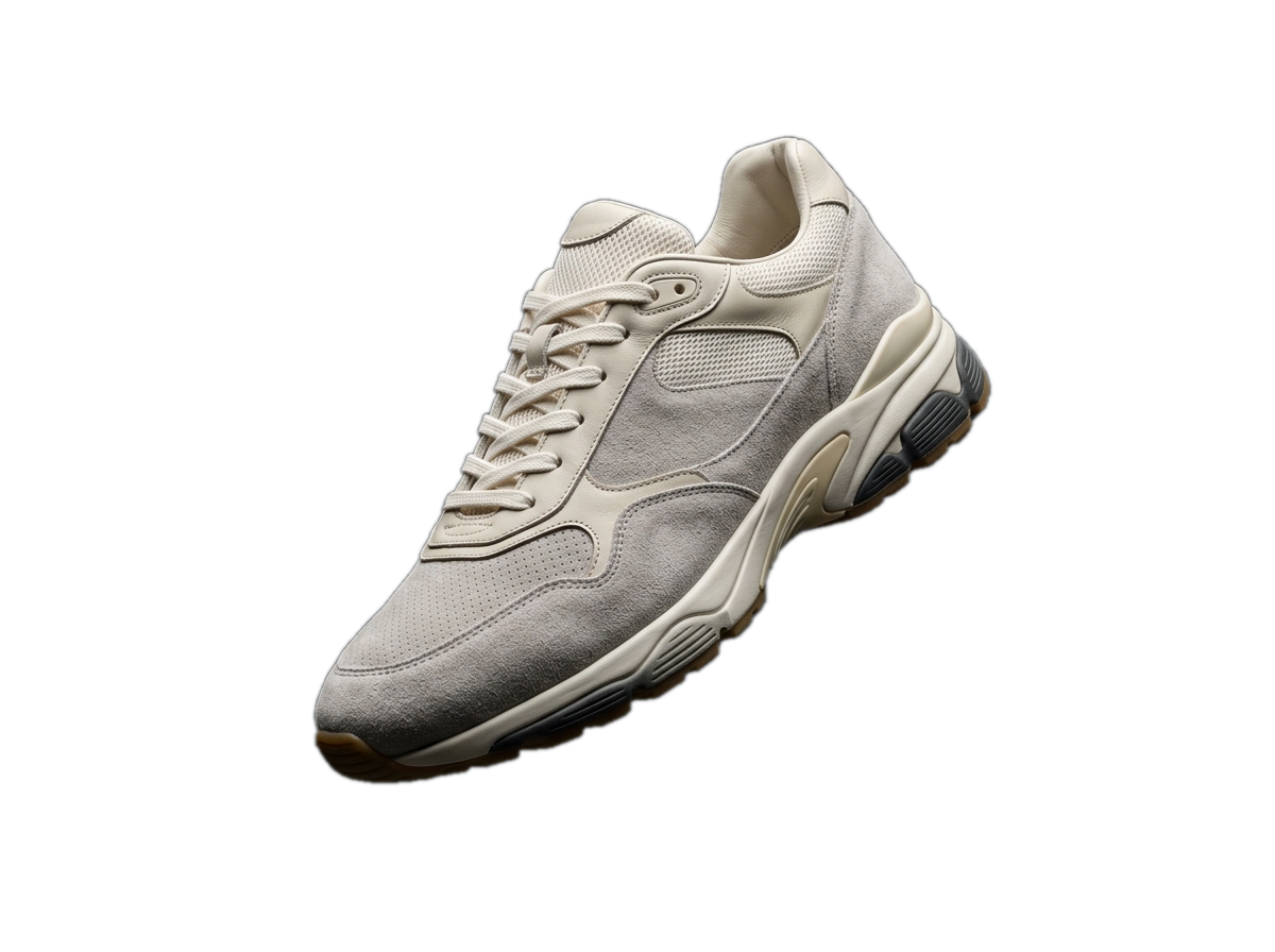 Sneaker Coulisse 2002R Suede Edition flutuando sobre o pedestal monolítico